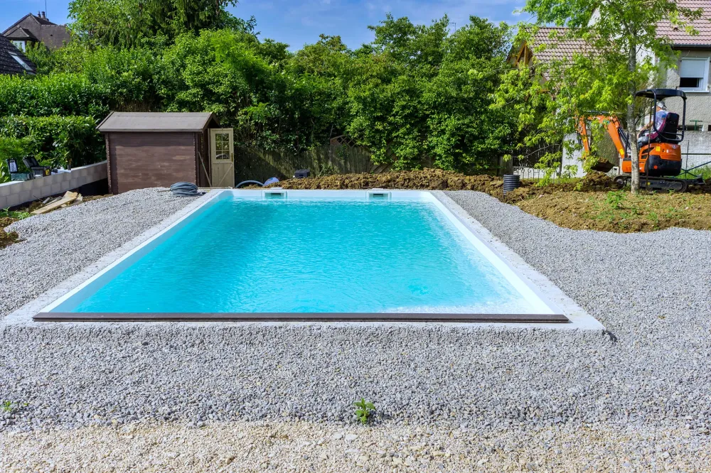 Terrassement autour d'une piscine